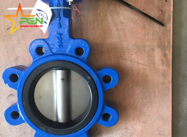  VAN BƯỚM TAI BÍCH GANG ANSI 150 TAY GẠT