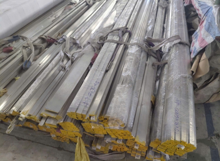 THANH LA ĐÚC 304 SỌC XƯỚC : 30 x 4.0 x 6000MM/HL- LẬP LÀ INOX/Stainless Steel Flat Bar