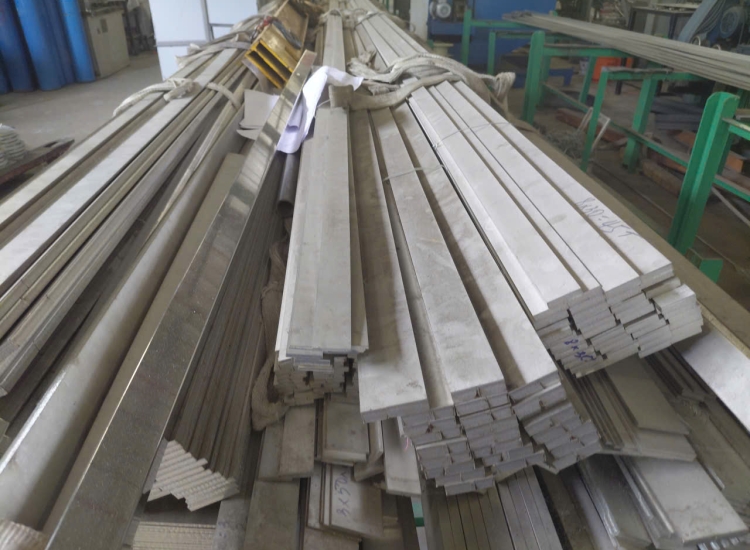 THANH LA ĐÚC 304 SỌC XƯỚC : 40 x 3.0 x 4000/6000MM/HL- LẬP LÀ INOX-Stainless Steel Bar Flat