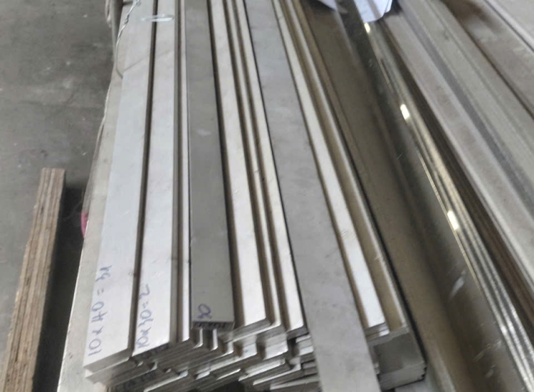 THANH LA ĐÚC 304 SỌC XƯỚC : 20 x 3.0 x 4000/6000MM/HL- LẬP LÀ INOX - Stainless Steel Bar Flat