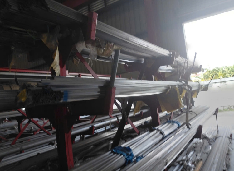 THANH LA ĐÚC 304 SỌC XƯỚC : 40 x 5.0 x 4000/6000MM/HL- LẬP LÀ INOX-Stainless Steel Flat Bar