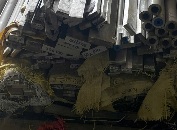 THANH LA ĐÚC 304 SỌC XƯỚC : 50 x 4.0 x 4000/6000MM/HL- LẬP LÀ INOX - Stainless Steel Flat Bar