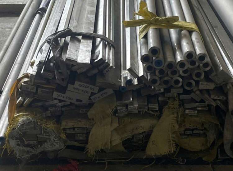 THANH LA ĐÚC 304 SỌC XƯỚC : 40 x 4.0 x 4000/6000MM/HL- LẬP LÀ INOX- Stainless Steel Flat Bar