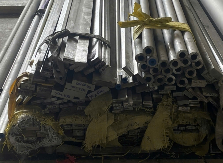 THANH LA ĐÚC 304 SỌC XƯỚC : 30 x 5.0 x 4000/6000MM/HL- LẬP LÀ INOX- Stainless Steel Flat Bar