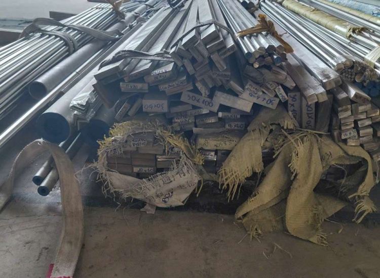 THANH LA ĐÚC 304 SỌC XƯỚC : 60 x 16 x 4000/6000MM/HL